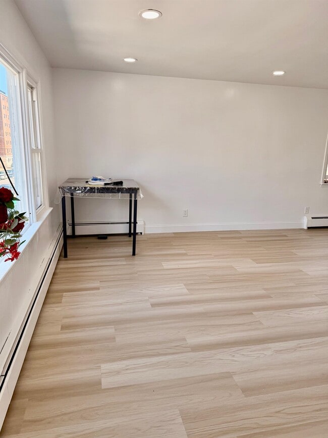 Photo - 24 E 18th St