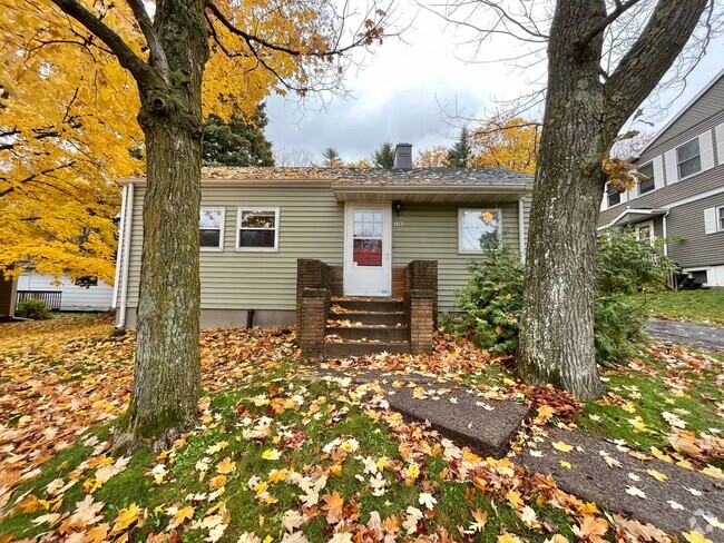 Building Photo - AVAILABLE May - 2 Bed 1 Bath Wooded Back Yard Rental