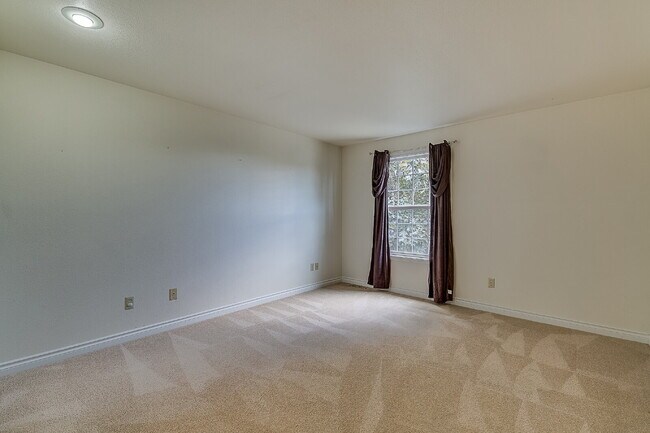 Gorgeous 3 bedroom home in College Hill Skyridge neighborhood of Bellevue