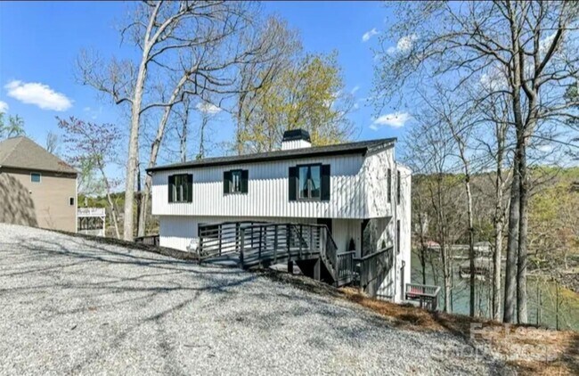 Photo - 216 Hermance Ln