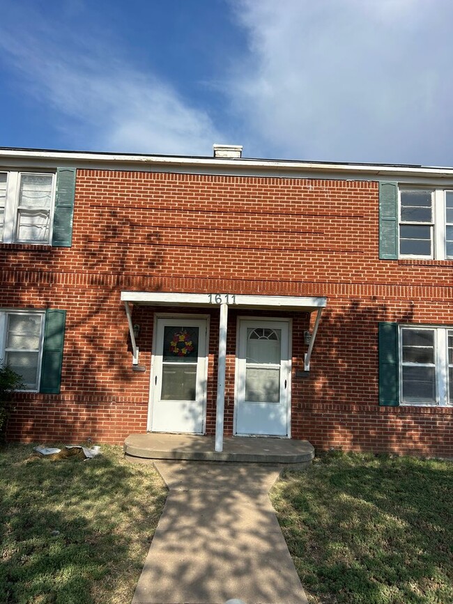 Building Photo - 1611 S Ong St Unit 1611 S. Ong B Rental