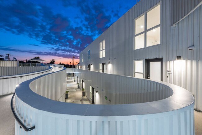 Photo - Modern - 2 Story Loft Unidad 303