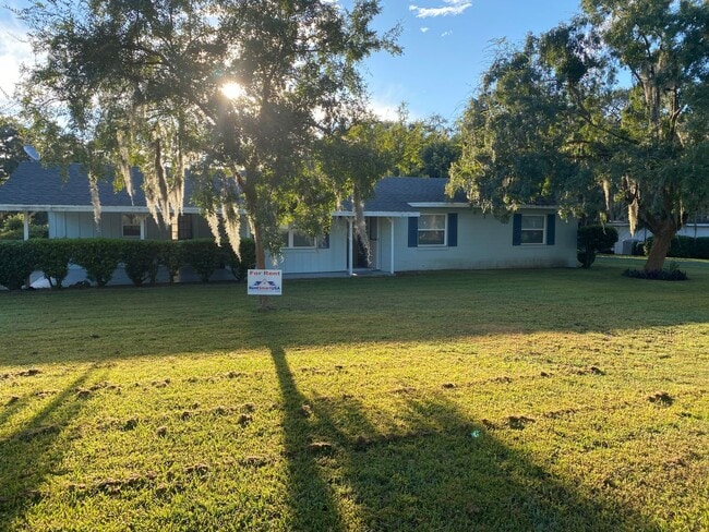 Building Photo - 3 Bedroom 2 Bath in Eustis for Rent!