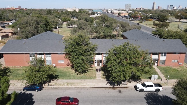 Building Photo - Kentwood Apartments Unit 1706 H