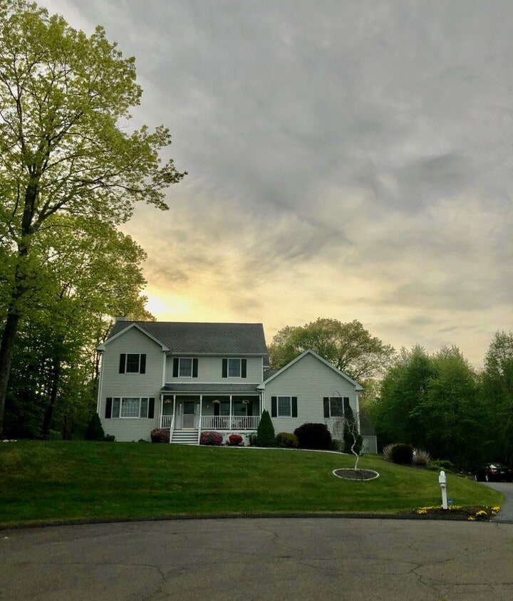 Photo - 5 Dahlia Ln (Seymour, CT)