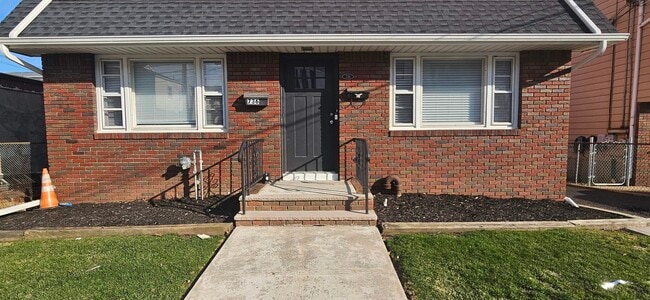 Building Photo - 736 3rd St Unit 1st floor