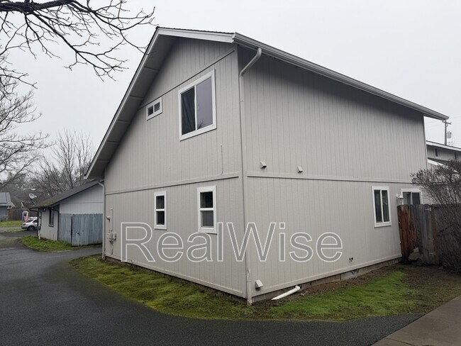 Photo - 241 NE School St