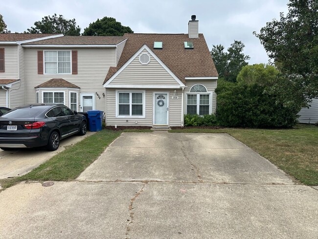 Building Photo - End Unit Townhouse for Rent