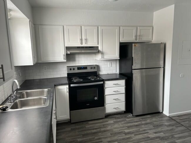 Building Photo - Beautifully updated townhouse, air conditi...