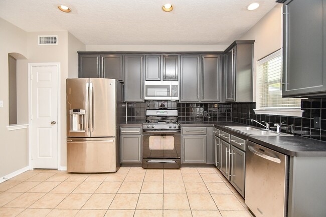 Building Photo - 1833 Keene St Rental
