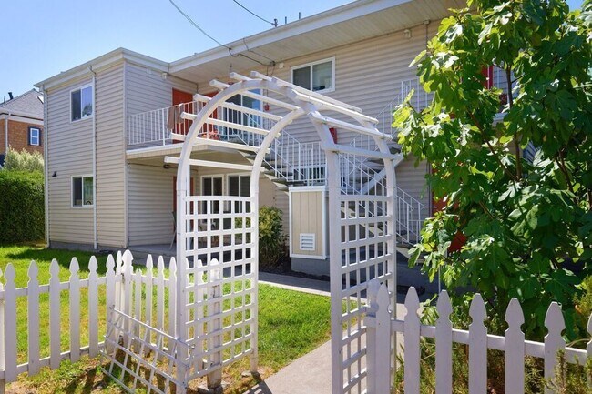 Building Photo - 2230 Prince St Unit 6