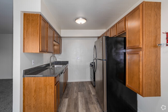 2BR, 1BA - 780SF - Kitchen - Country Club Apartments