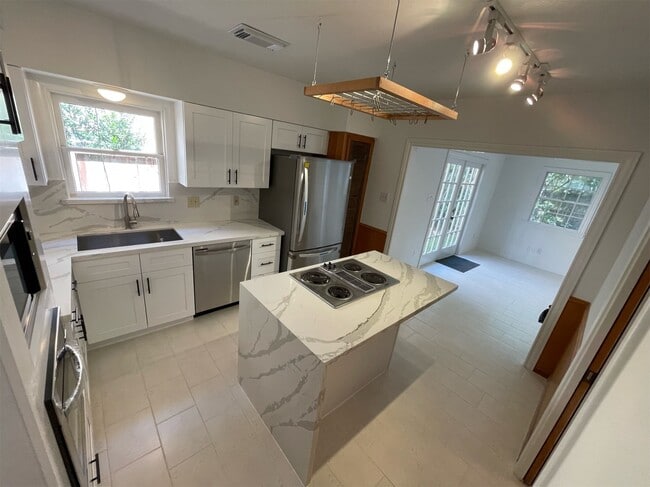 Photo - 3720 Jardin St