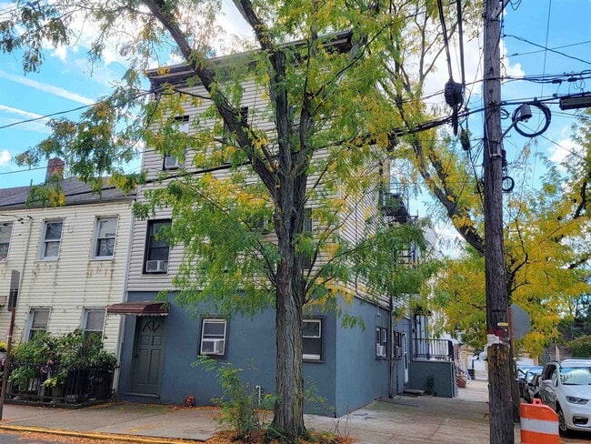 Building Photo - 423 2nd St Unit 2