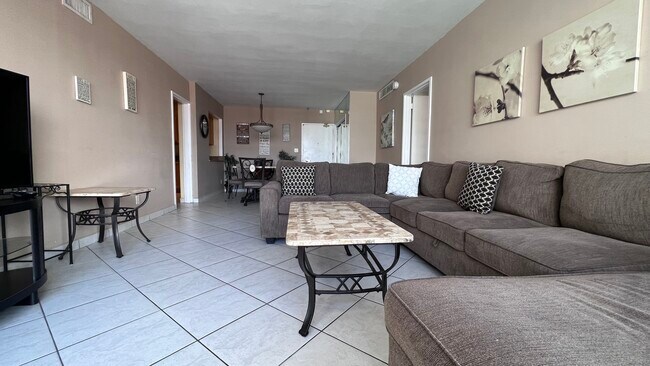 Photo - 5161 Collins Ave Unidad # 1701