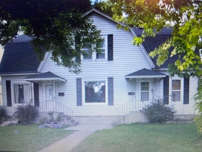 Front of Duplex - 513 3rd Ave SE Rental