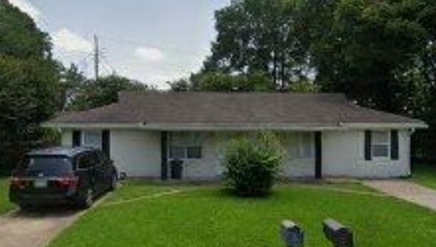 Side B - Apartment available - 302 Pecan Dr Apartments Unit #B
