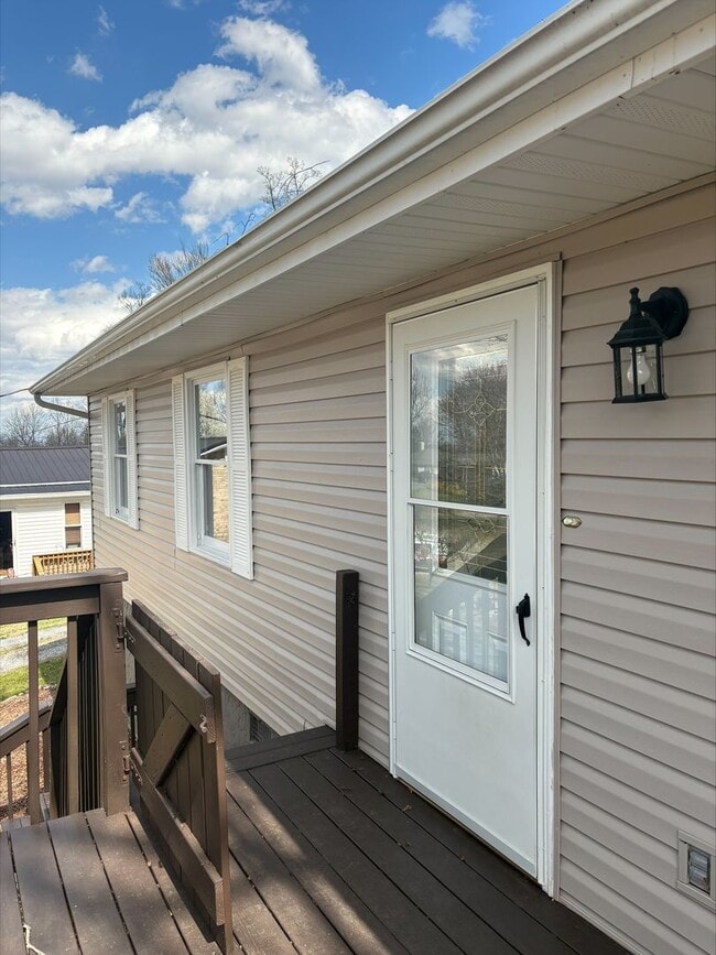 Building Photo - 3 Bedroom 2 Bath in Gray