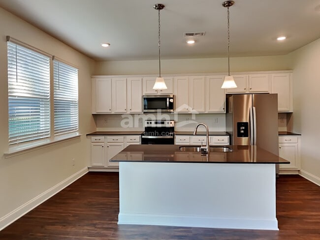Photo - 556 Rivermist Dr