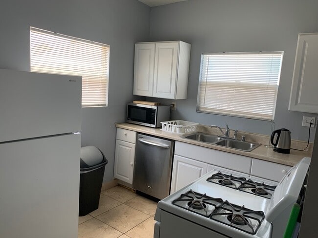 Kitchen - 1400 W Olympic Blvd Unit A