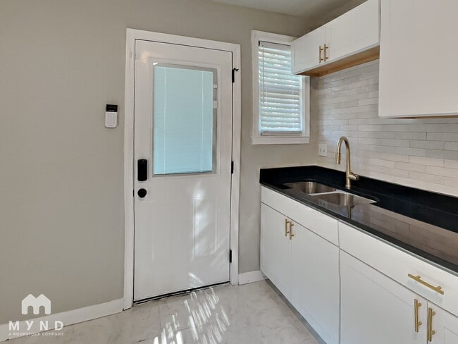 Photo - 1319 Campbellton Rd SW