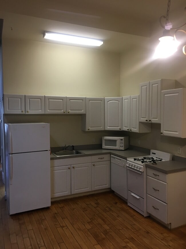 Building Photo - 813 W Broad St Unit C
