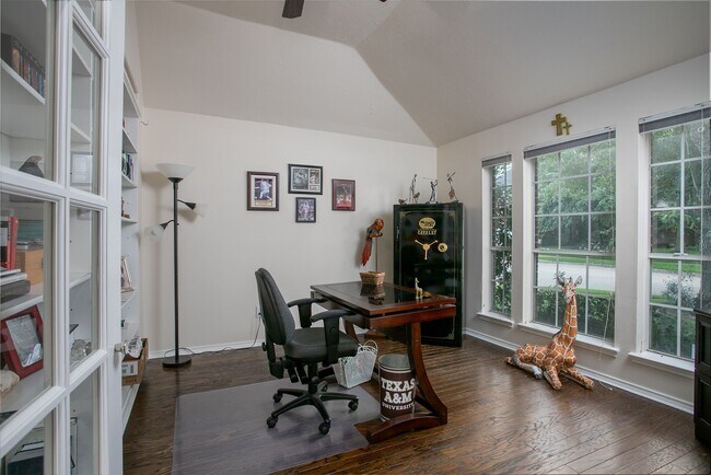 Photo - 1828 Barretts Glen Dr