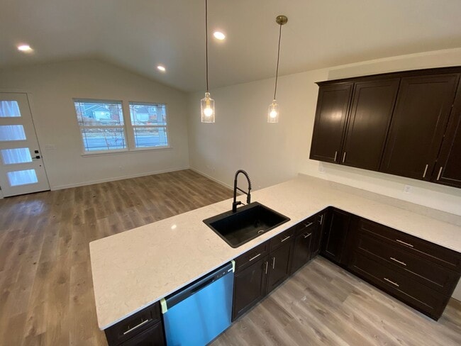 Photo - Newer Home for Lease! 3br 3ba - FIRST MONT...