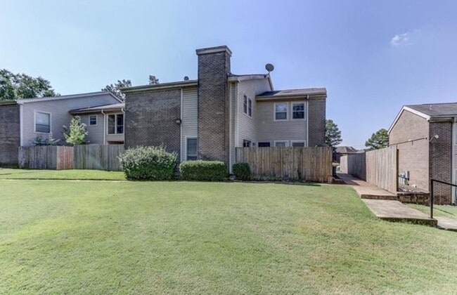 Building Photo - 2BD/1.5BA Townhouse located on the Germantown/Memphis Line!