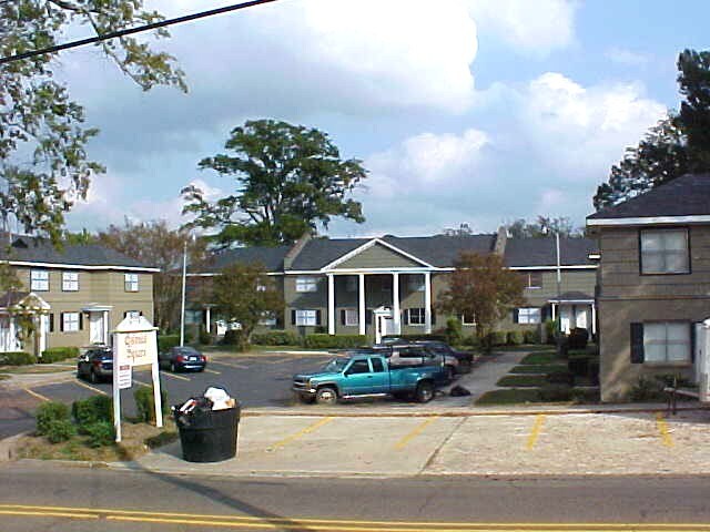 Colonial Square Apartments - Colonial Square Apartments