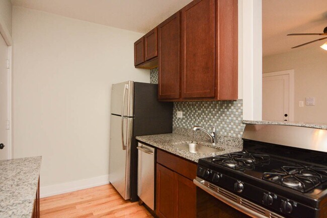 Photo - 1034 W George St Unit 24