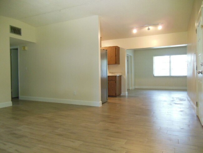 Photo - 404 Oakhurst St