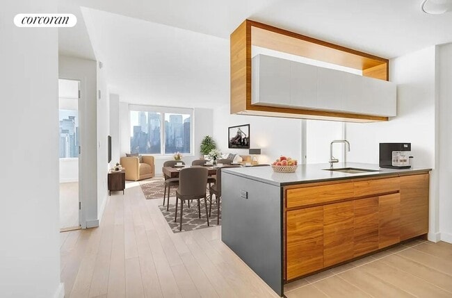 Building Photo - 550 W 45th St Rental