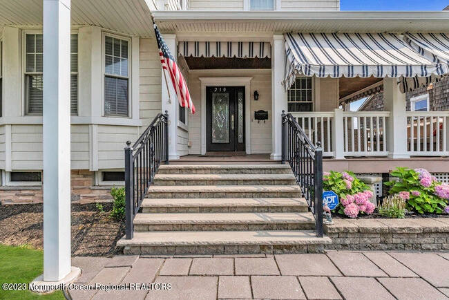 Photo - 210 8th Ave