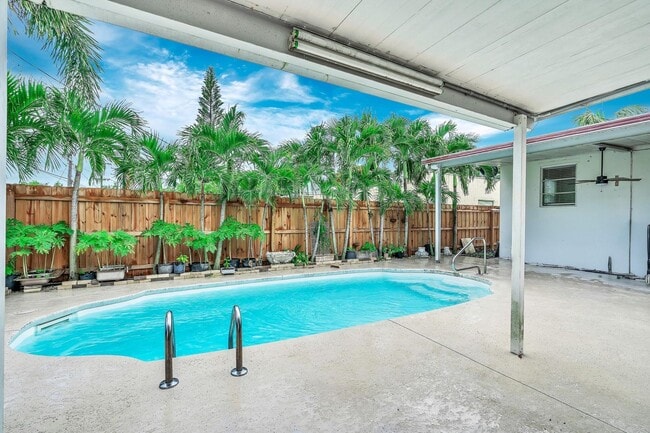 Building Photo - 726 N A St