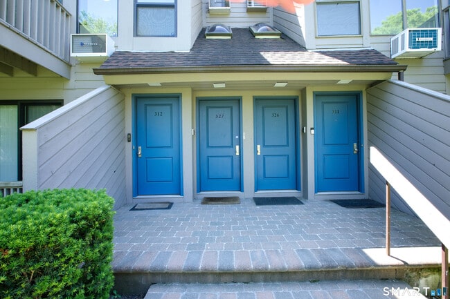 Building Photo - 1465 E Putnam Ave Unit 327