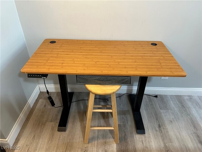 Photo - 5045 Spencer St