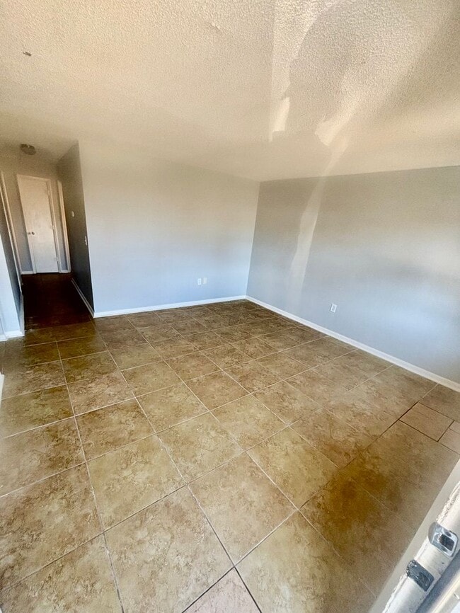 Photo - SPACIOUS 3BR/1.5BA Lakeland Duplex! Conven... Casa