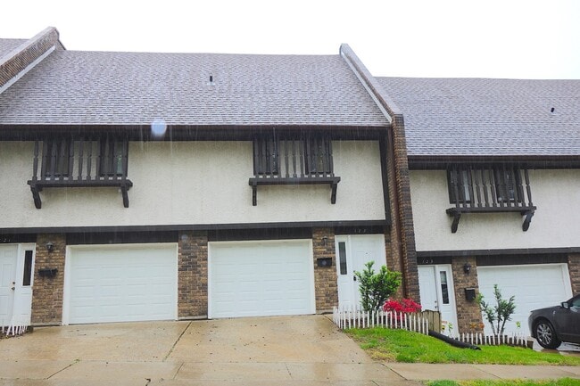 Building Photo - Spacious All Electric Townhome Near Downtown Independence