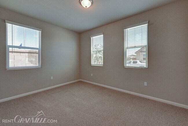 877 Halford Ln