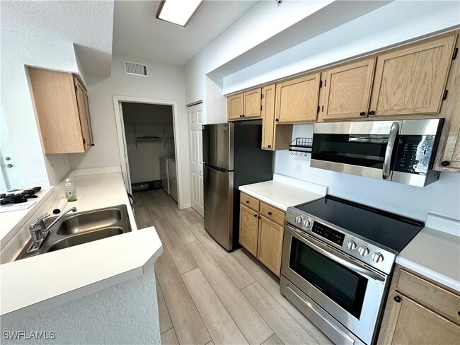 Building Photo - 4720 St Croix Ln Unit 127