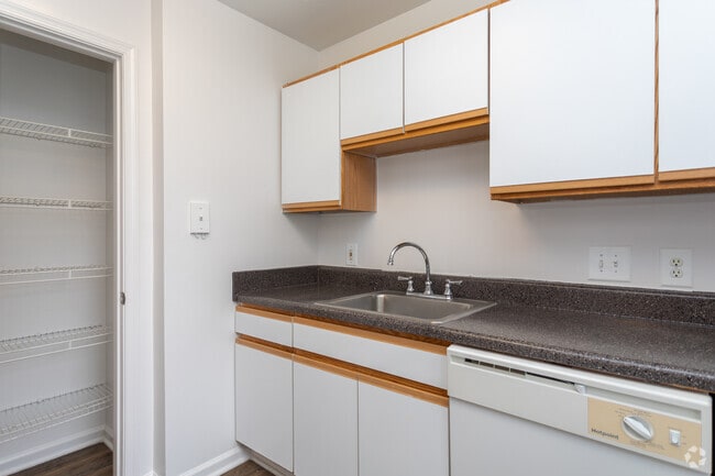 2BR, 2BA - 1049SF - Summit View
