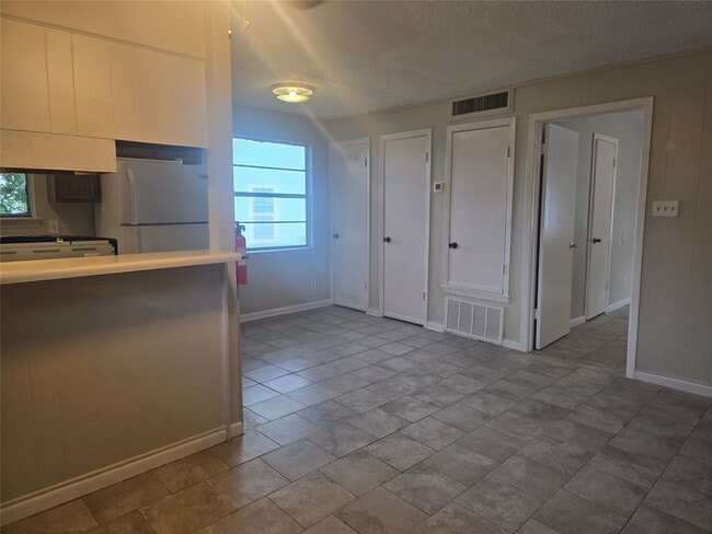 Building Photo - 3714 Ave S Unit 10 Rental