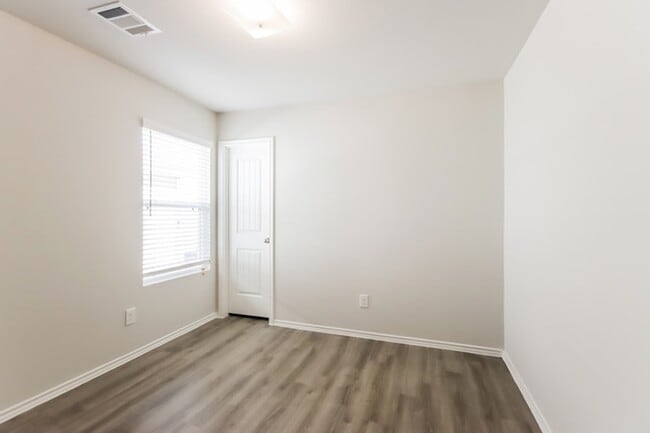 Building Photo - 25202 Sanitas Valley Dr