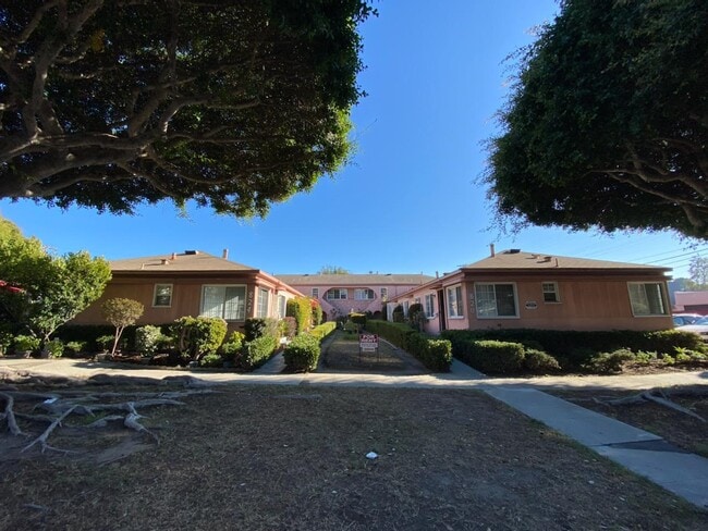 Building Photo - 820 Pearl St Unit C