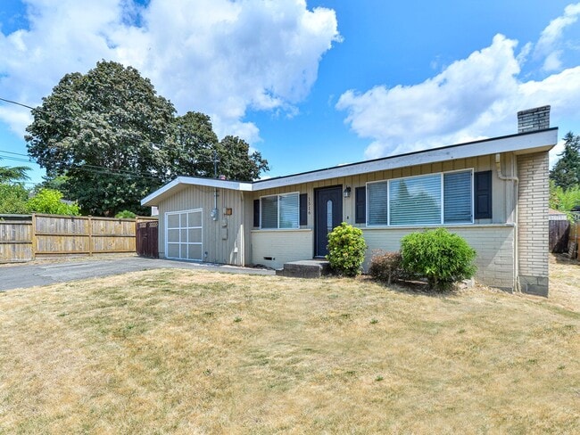 Building Photo - Renton House - 3 Bed/1.5 Bath - Close to Boeing and Renton Landing - Includes Landscaping