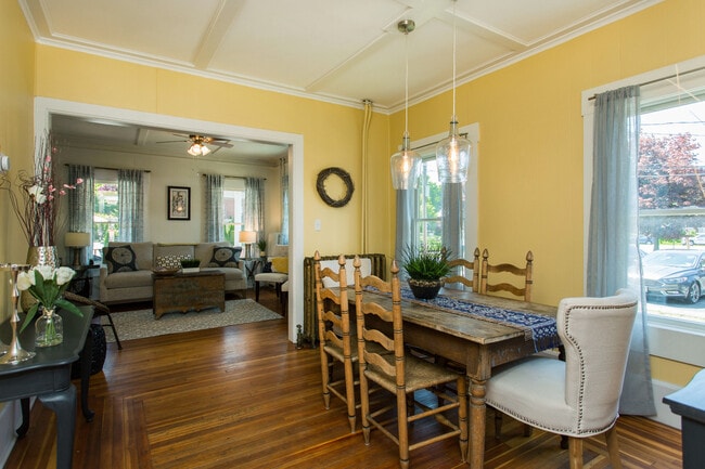 Comedor con vista a la sala de estar - 47 Court St Unidad Front