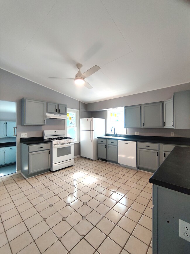 Photo - 903-1903 E Union St
