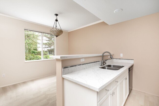 Photo - Beautifully Updated 2 Bedroom 2 Bath Sammamish Condo in Sundance at Klahanie!