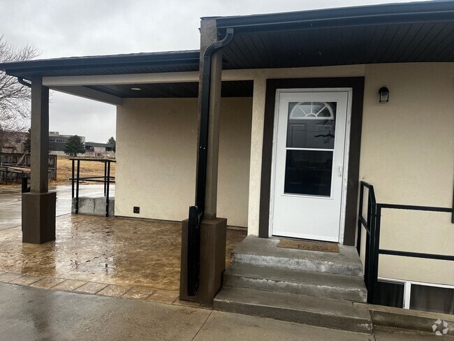 Building Photo - Well Maintained Main Level Apartment. Unit 6